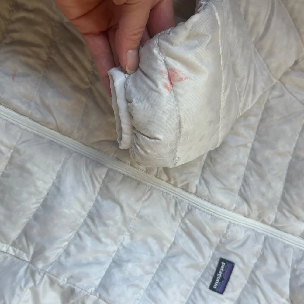 Patagonia White Puffer Jacket with Quilted Design, Pockets and Collar